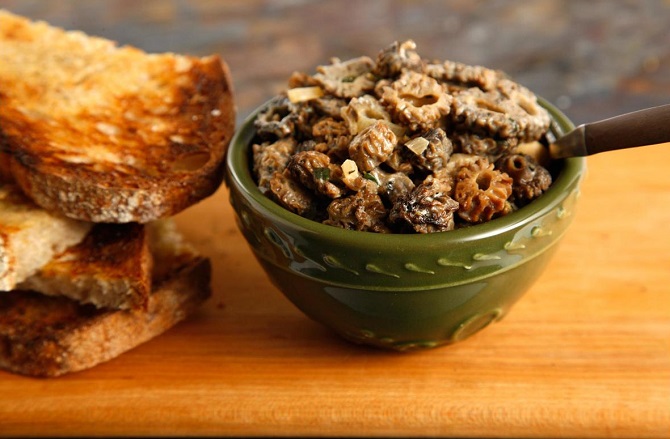 creamed morel mushroom recipe on toast