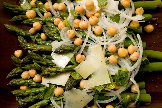 Asparagus Sala recipe with Sweet Onions, Garbanzo Beans, and Mint