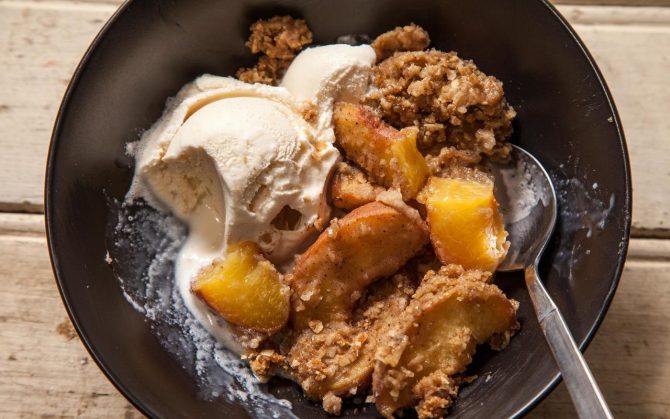 slow cooker peach crumble