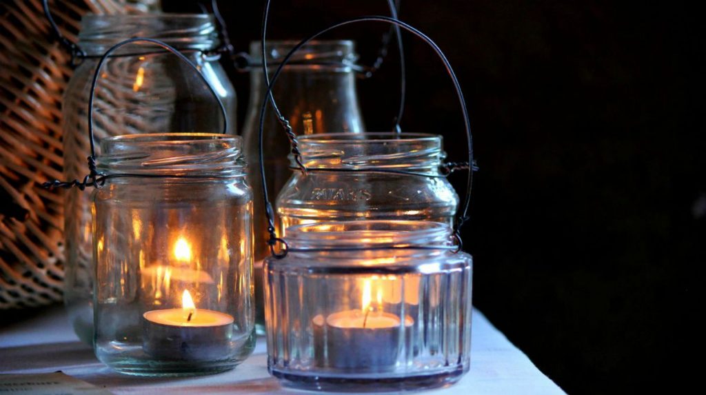 Burning vandle light mason jar | Fun Summer DIY Projects For The Whole Family