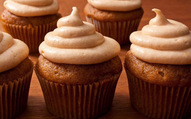pumpkin spice cupcakes with spiced pumpkin cream cheese frosting
