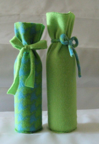 fleece bottle gift bag | DIY Fleece Fabric Craft Ideas Perfect For Cold Months | fleece fabric craft | fleece crafts