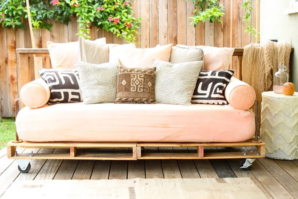 how to make an outdoor day bed from pallets