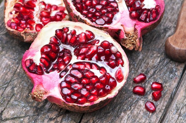 how to cut a pomegranate
