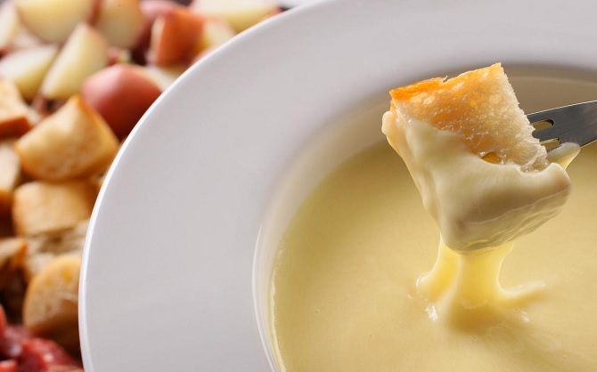 easy cheese fondue recipe with toasted bread cubes