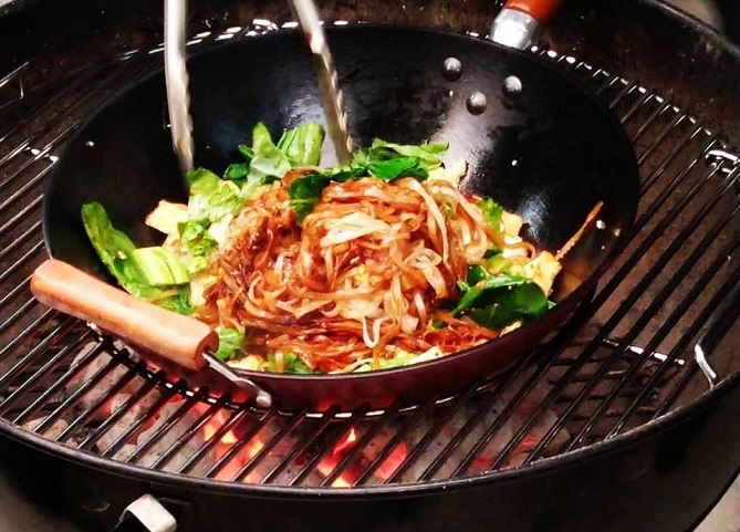 how to use a wok on the grill