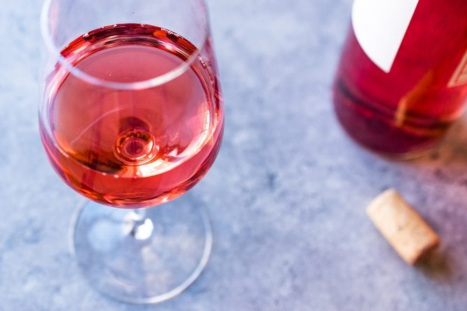 glass of rose wine (how is rose wine made?)
