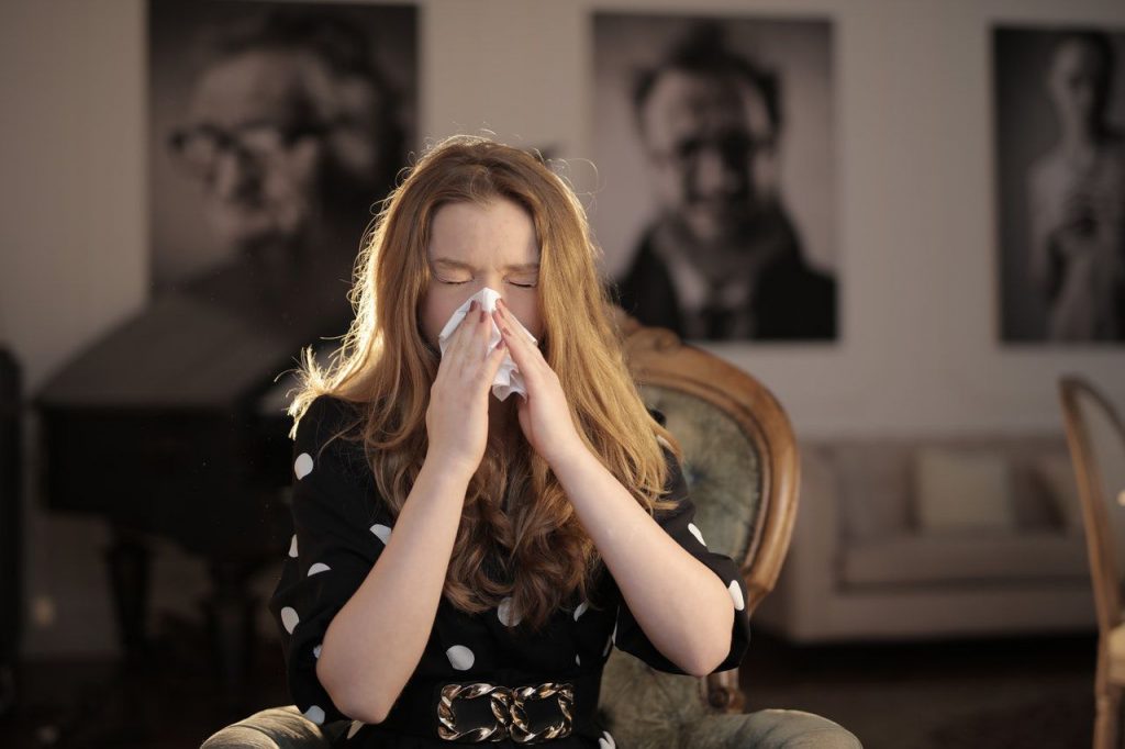 An allergy-triggered sneeze can still help spread COVID-19.