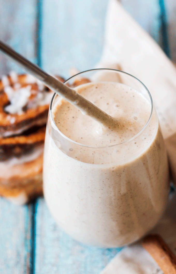 straw with creamy Banana cinnamon roll smoothie sticking to it