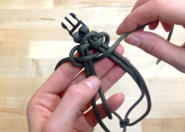 Pull it under the left core piece | How To Make A Paracord Bracelet: Blaze Bar Quick Deploy | how to make a paracord bracelet | how to make a paracord bracelet step by step